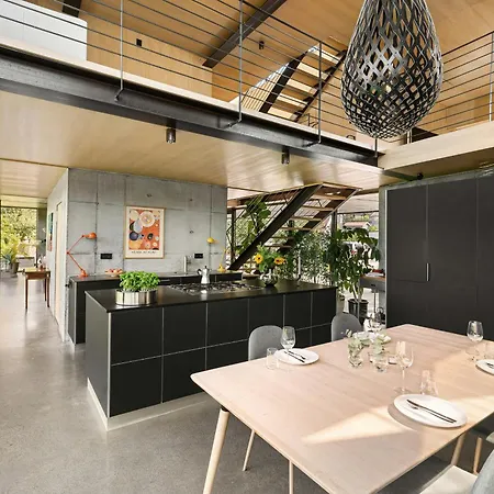 Hébergement de vacances Modern Industrial Dream With Sunny Rooftop