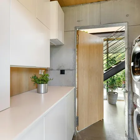 Hébergement de vacances Modern Industrial Dream With Sunny Rooftop Jar